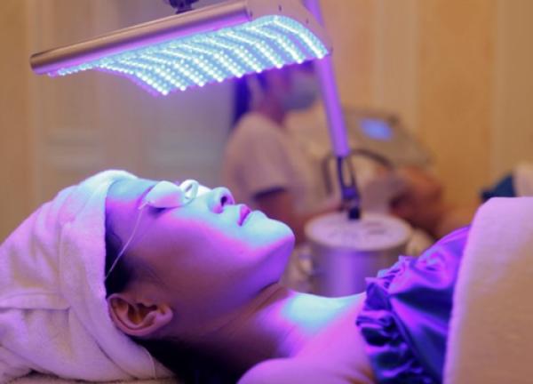 Trẻ hóa da bằng chiếu ánh sáng